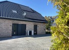 Außenansicht mit Einfahrt