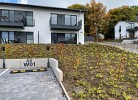 Eigener Stellplatz mit Ladesäule direkt vor dem Haus.
