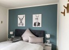 Bequemes Boxspringbett im liebevoll eingerichteten Schlafzimmer