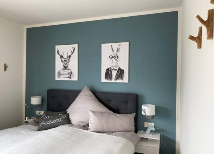Bequemes Boxspringbett im liebevoll eingerichteten Schlafzimmer