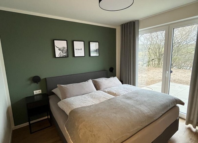 Schlafzimmer mit hochwertigem Boxspringbett.