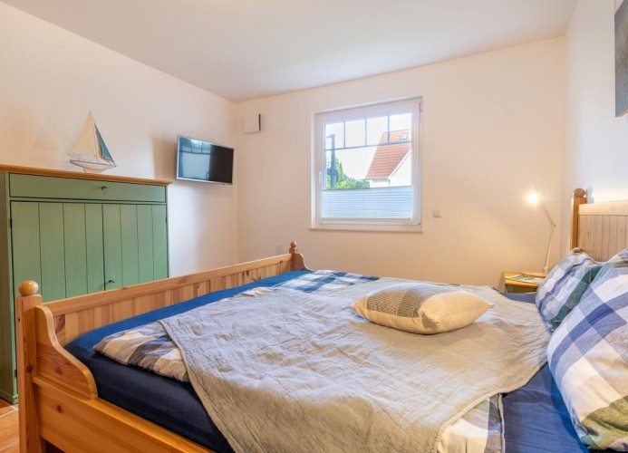 Schützenweg 3 Wohnung 2 - Deine Ferien - Schlafzimmer mit TV