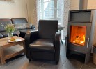 Sessel und Kamin für gemütliche Stunden