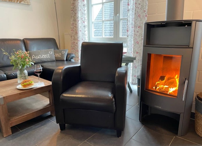 Sessel und Kamin für gemütliche Stunden