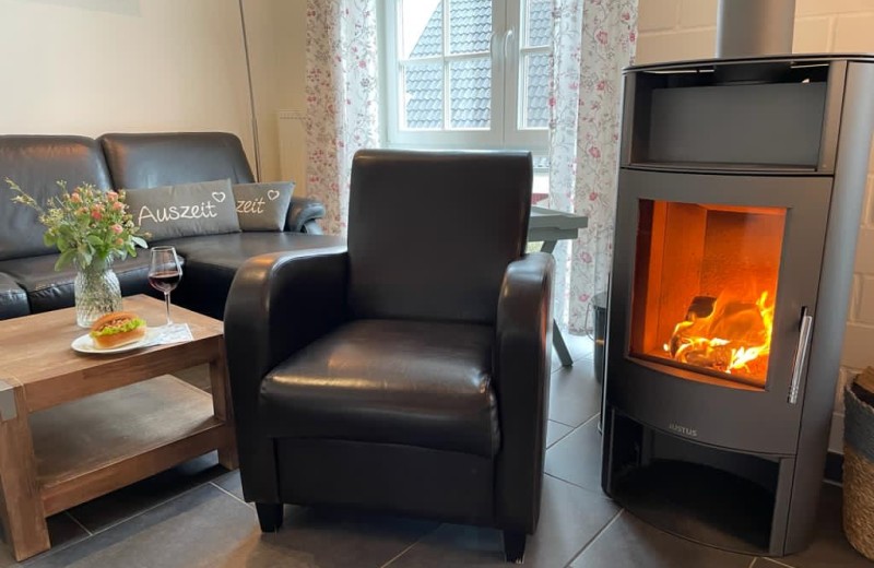 Sessel und Kamin für gemütliche Stunden