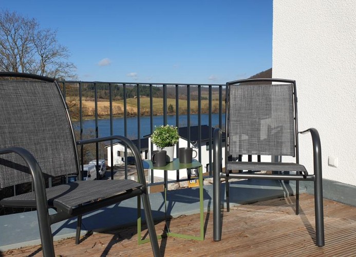 Dachterrasse mit Sicht auf den Diemelsee.