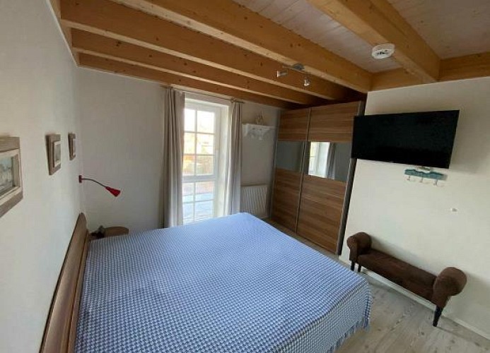 Ein großes Doppelbett