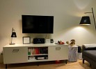 Multimediasideboard mit Fernseher, Anlage, Malsachen, Büchern und Spielen