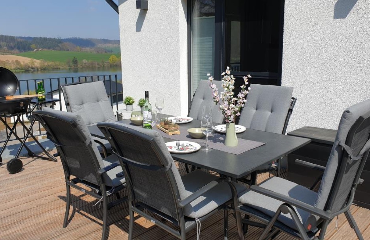 Große Dachterrasse mit Seeblick