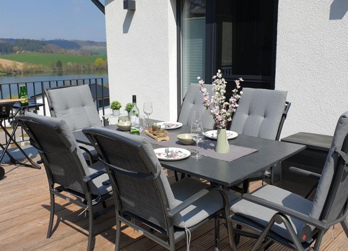 Große Dachterrasse mit Seeblick