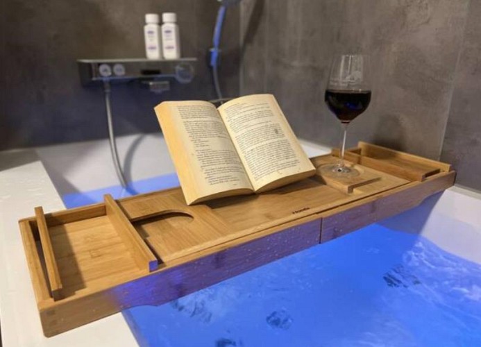Den Abend mit einem gutem Buch in der Whirlpoolwanne genießen