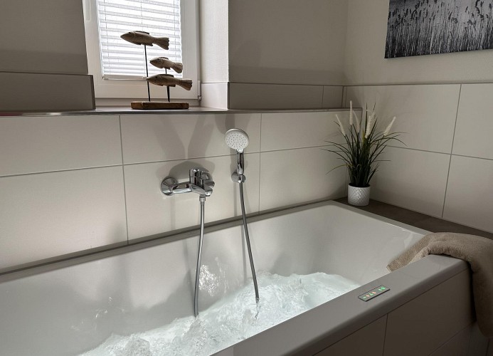 Diemelblick 14 - Deine Ferien - Whirlpool-Badewanne