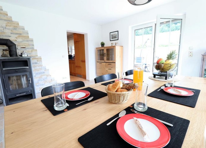 Ferienhaus Flechtdorfer Waldblick - Deine Ferien - Esstisch 
