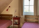 Ein Schlafzimmer hat zwei getrennte Betten