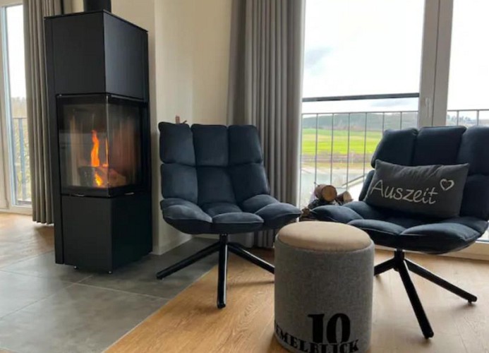 Gemütliche Einrichtung vor dem gemütlichen Kamin