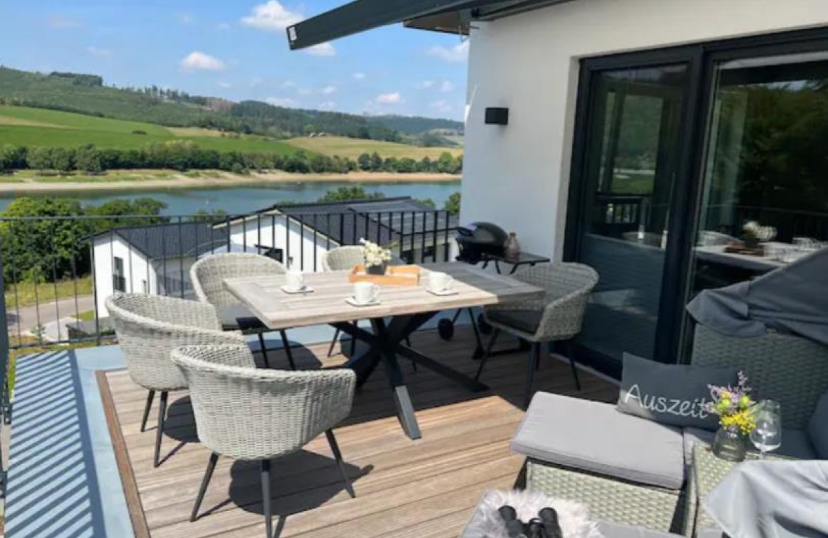 Schöne Terrasse mit Blick auf den Diemelsee