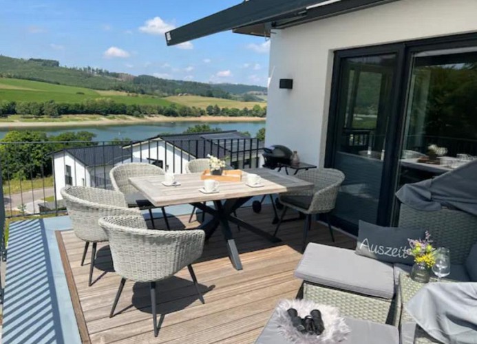 Schöne Terrasse mit Blick auf den Diemelsee