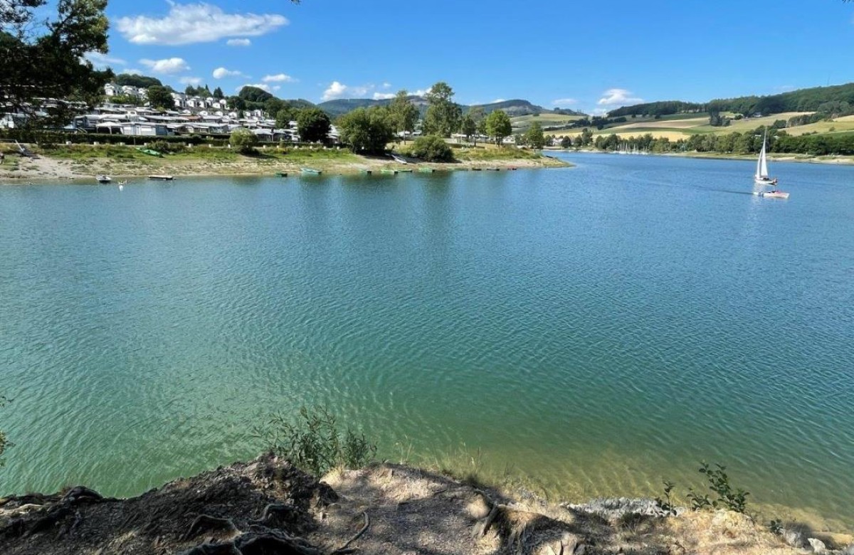 Blick über den Diemelsee auf das Feriendorf