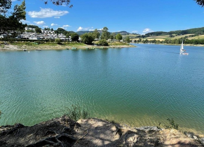 Blick über den Diemelsee auf das Feriendorf