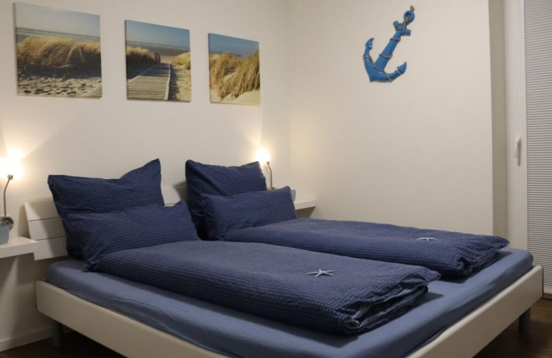 Ankerplatz Sielhuus - Deine Ferien - Schlafzimmer 1 mit großem Fernseher und Doppelbett