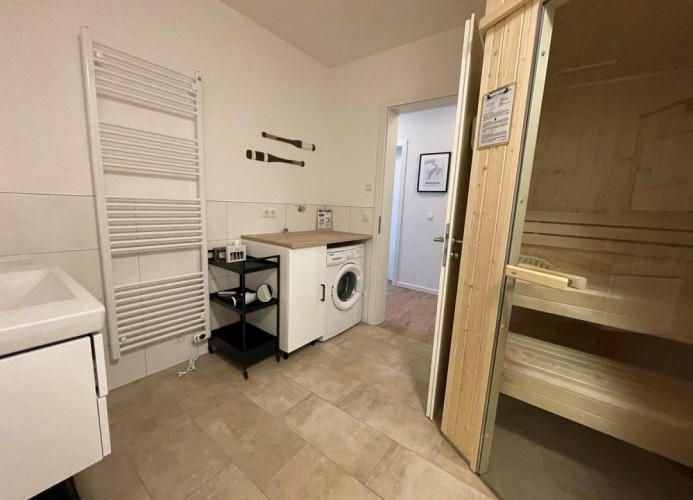 Badezimmer mit Sauna und Waschmaschine