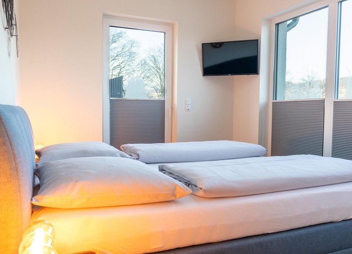 Diemelblick 17 - Deine Ferien - Fernseher - Schlafzimmer 2