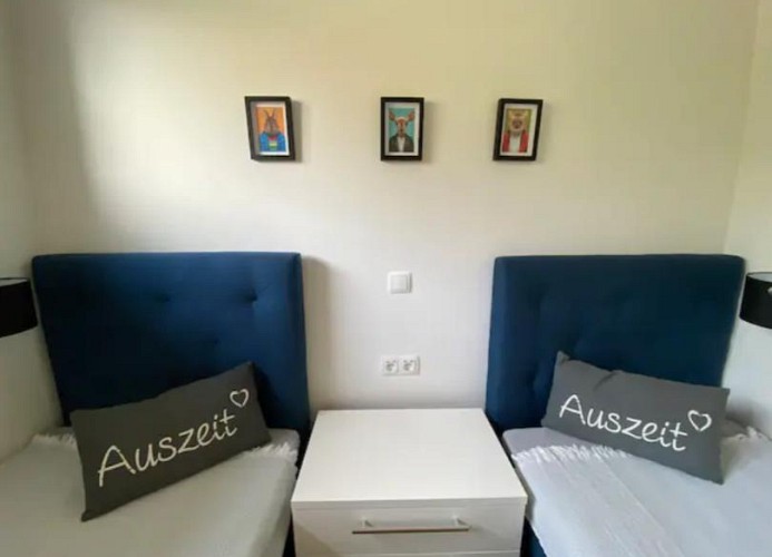 Ein Schlafzimmer hat zwei Betten