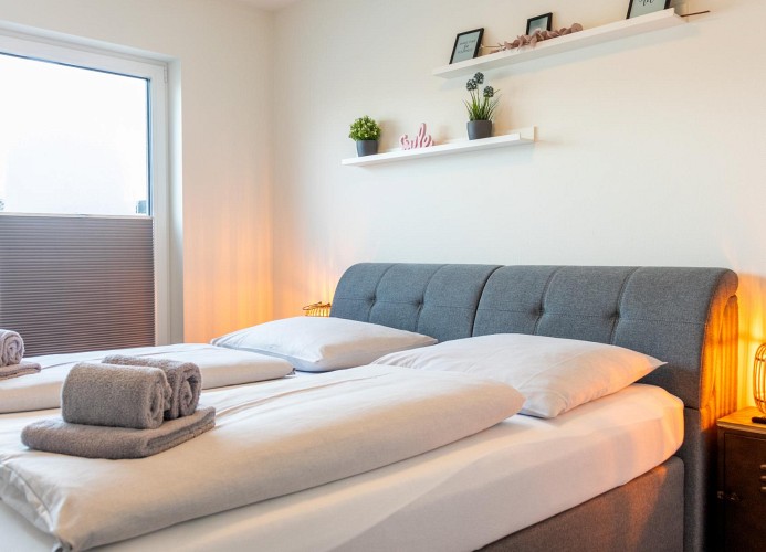 Diemelblick 17 - Deine Ferien - Boxspringbett - Schlafzimmer 1