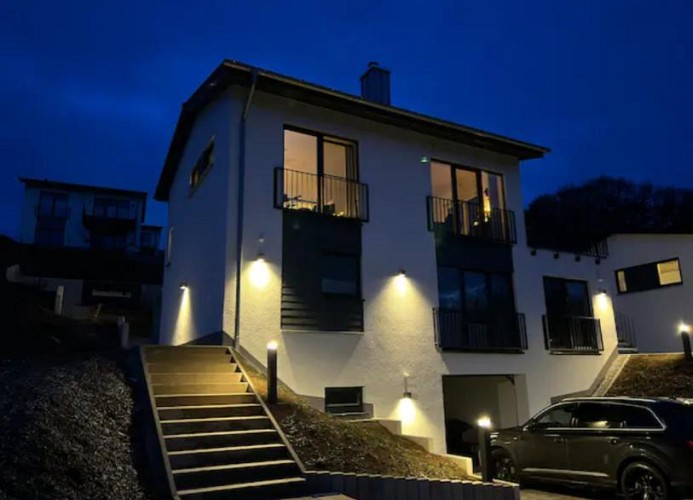 Das Ferienhaus bei Abend in schöner Beleuchtung