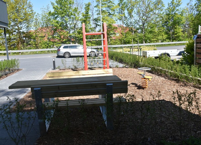 Ankerplatz Sielhuus - Deine Ferien - Sitzgelegenheit am Spielplatz