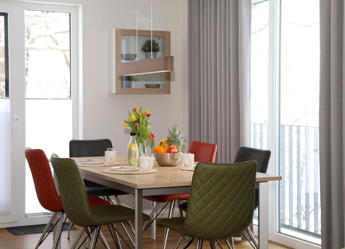Die offene Küche mit Zugang zur Dachterrasse.