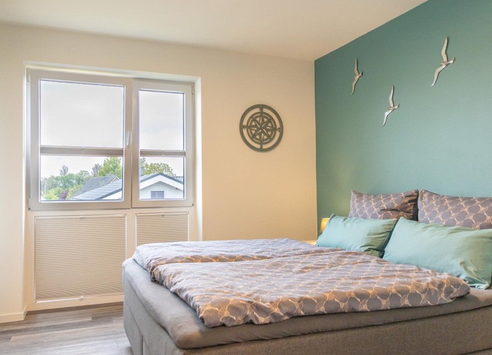 Neue Liebe Haffkrug 4 - Deine Ferien - Boxspringbett - Schlafzimmer 1