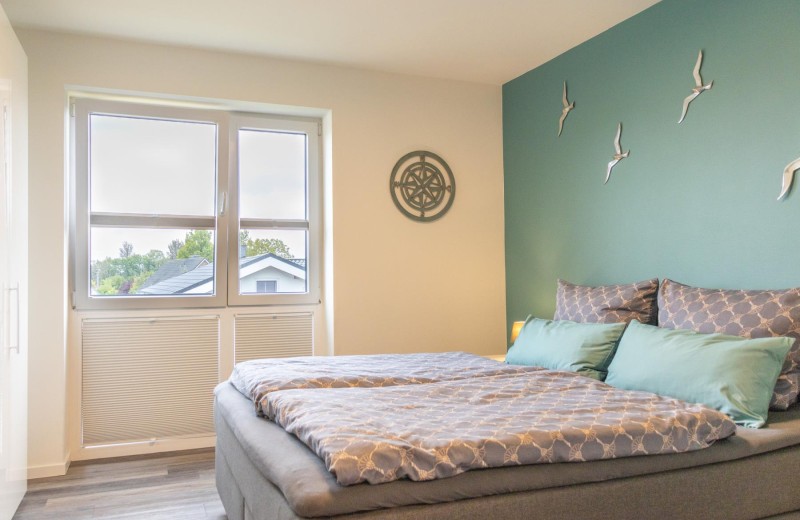 Neue Liebe Haffkrug 4 - Deine Ferien - Boxspringbett - Schlafzimmer 1