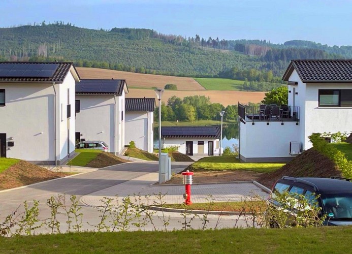 Blick von der Terrasse über das Dorf auf den See und die Berge