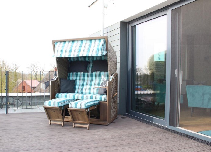 Große Dachterrasse mit Strandkorb