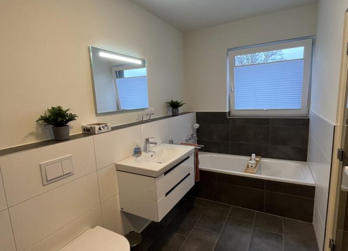 Großes Wellness Badezimmer Badewanne, XXL Dusche und Sauna