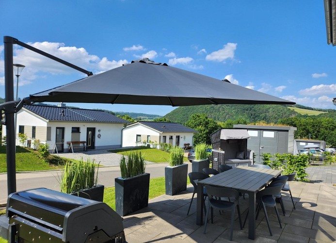 Diemelblick 17 - Deine Ferien - großer Sonnenschirm - Terrasse
