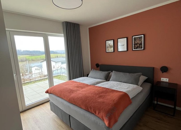 Schlafzimmer mit hochwertigem Boxspringbett.