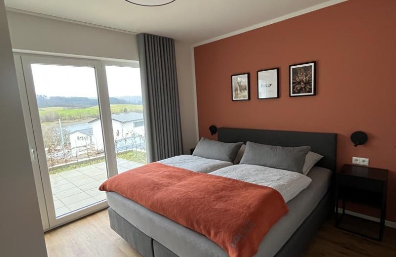 Schlafzimmer mit hochwertigem Boxspringbett.
