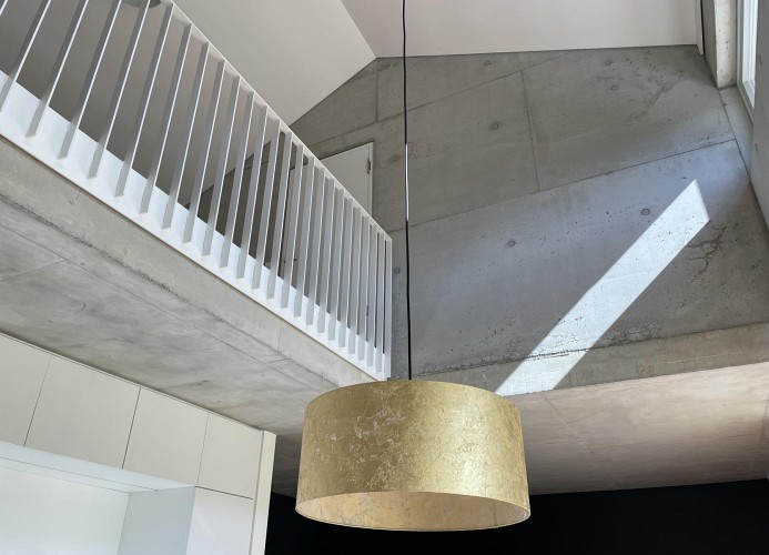Haus am Weg - Deine Ferien - Blick auf Galerie mit Lampe