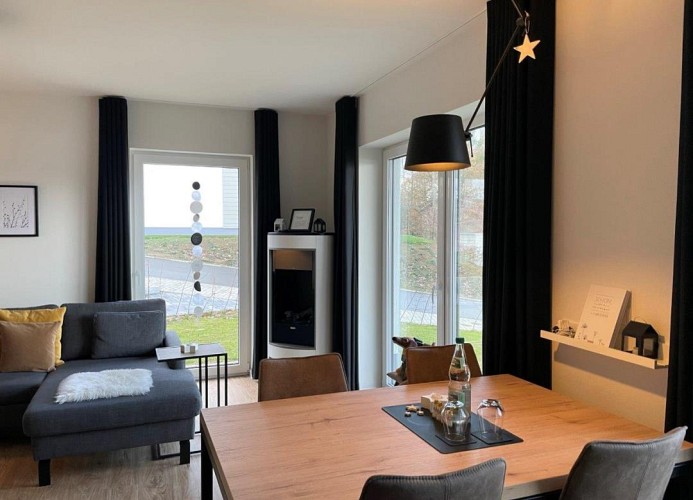Essbereich und Blick auf die bodentiefen Fenster