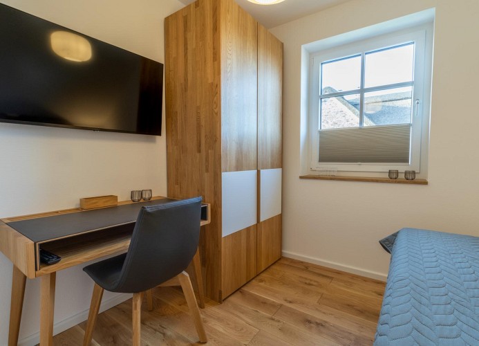 Villa BalticBliss auf Rügen - Deine Ferien - TV und Schreibtisch Schlafzimmer