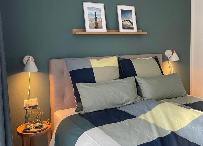 Marienlücht - Deine Ferien - Boxspringbett - Schlafzimmer 1