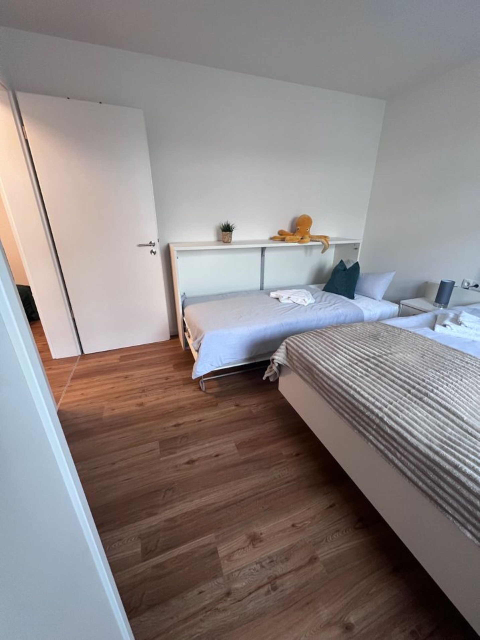 3. Bett